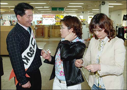 나영주 민주노동당 경남거제 후보가 8일 오후 장평마트에서 유권자들과 악수하며 지지를 호소하고 있다. 